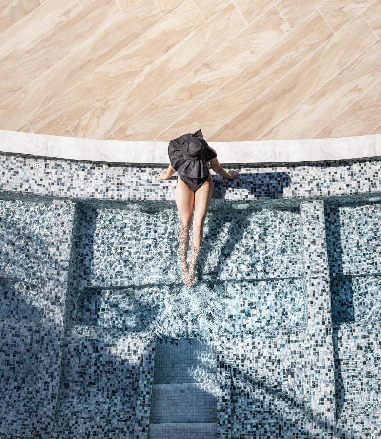 Nautilux Rethymno By Mage Hotels ภายนอก รูปภาพ A woman in a swimming pool