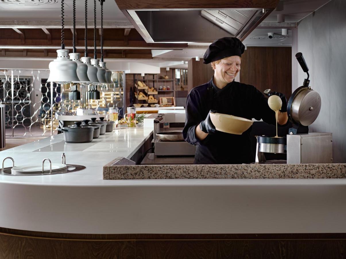 Nautilux Rethymno By Mage Hotels ภายนอก รูปภาพ A chef at work