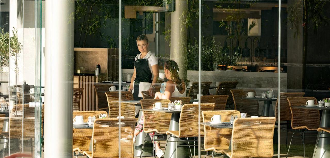 Nautilux Rethymno By Mage Hotels ภายนอก รูปภาพ A waitress clearing a table