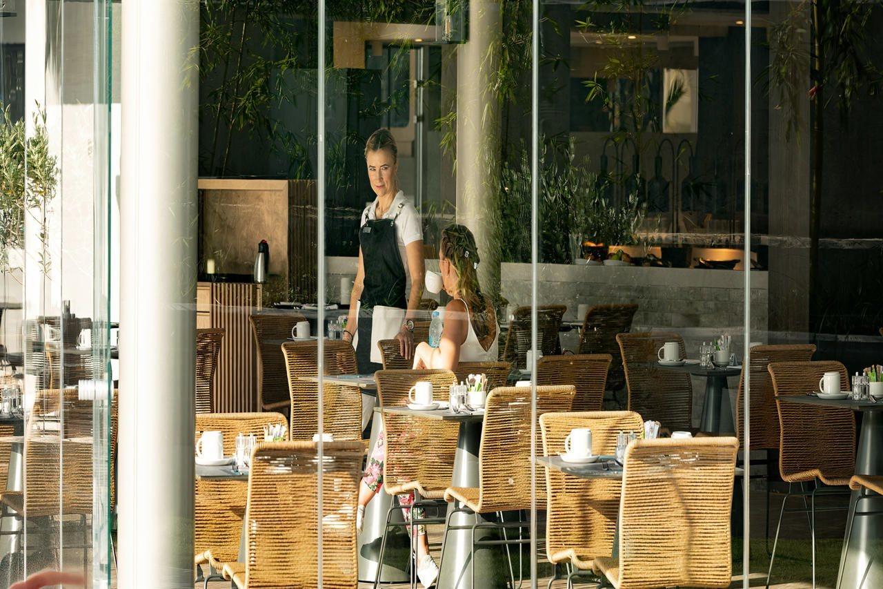 Nautilux Rethymno By Mage Hotels ภายนอก รูปภาพ A waitress clearing a table